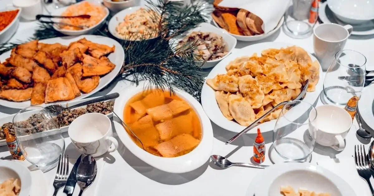 wigilijny karp na stole podczas wieczerzy