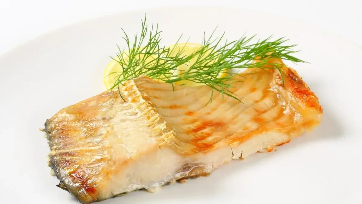 Kawałek karpia pieczonego w piekarniku.