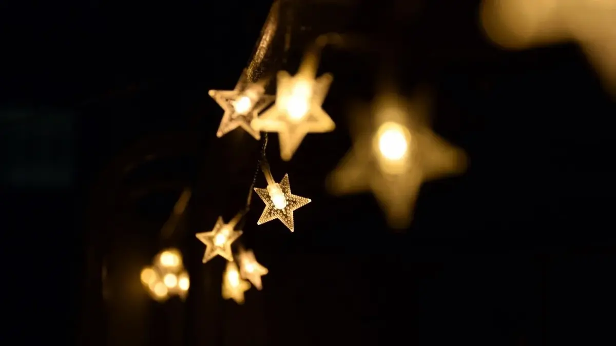 Lampki choinkowe w kształcie gwiazdek.