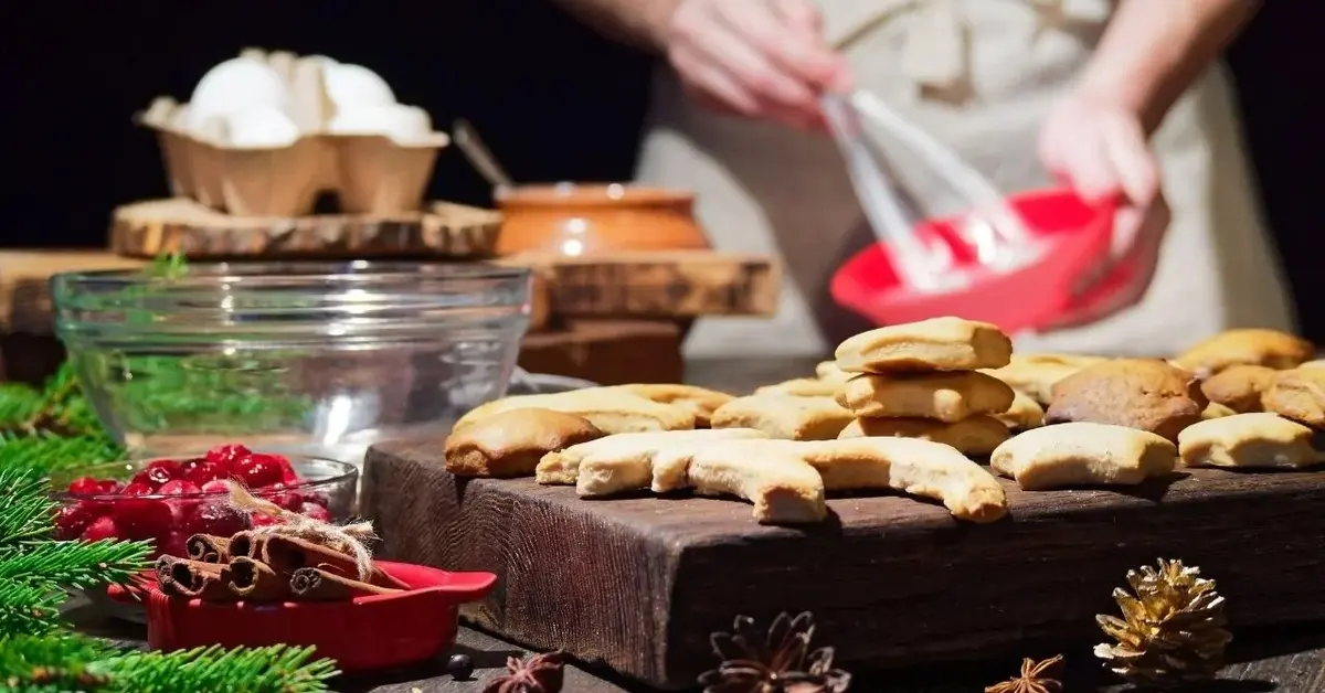 świąteczne pierniczki dekorowane domowym lukrem