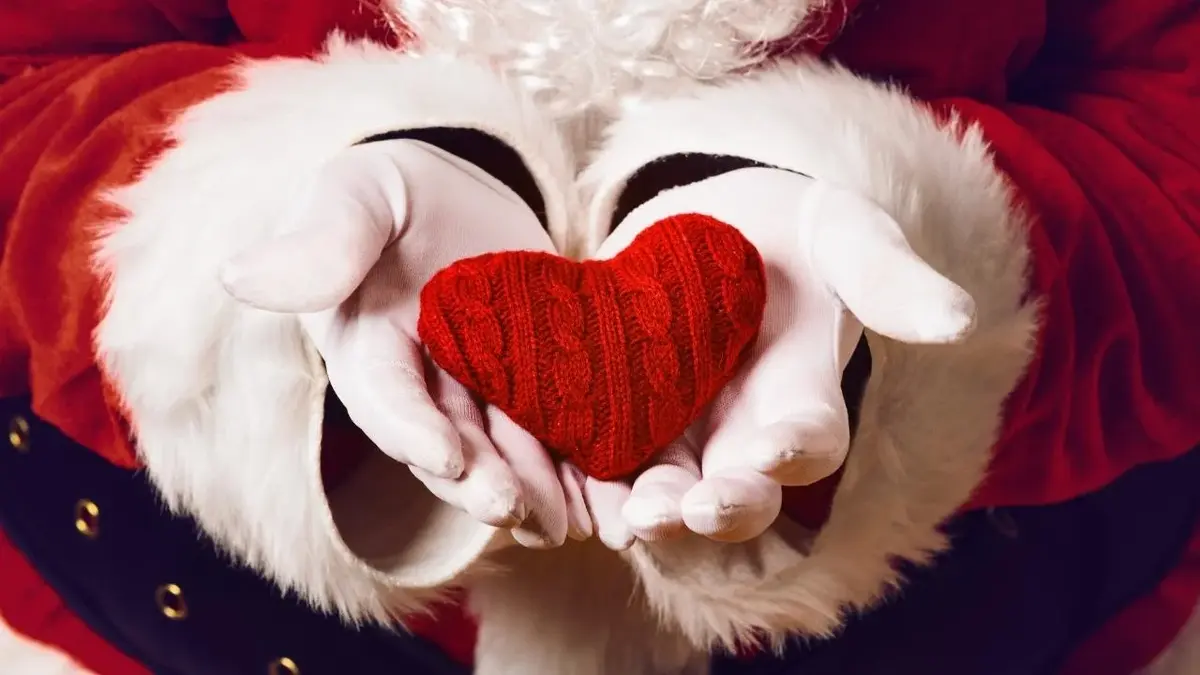 Mikołaj trzyma serce ze sweterka.