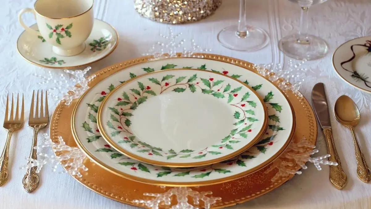 Nakrycie stołu na Wigilię. Talerze, sztućce, filiżanka.