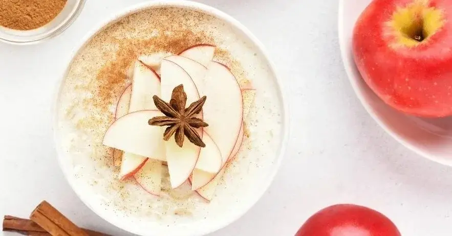 Owsianka z cynamonem i jabłkiem.