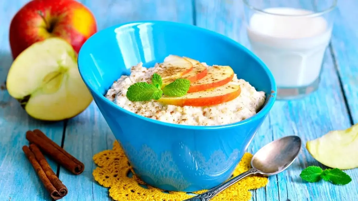 Owsianka z jabłkiem i cynamonem.