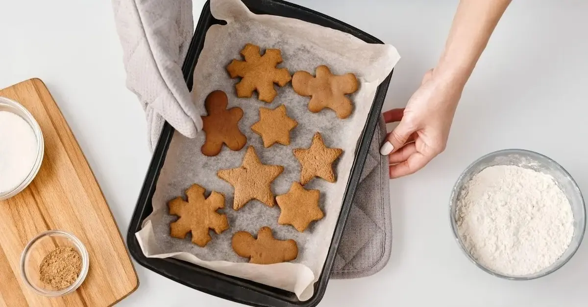 Upieczone pierniczki na blasze do pieczenia wyłożonej białym papierem