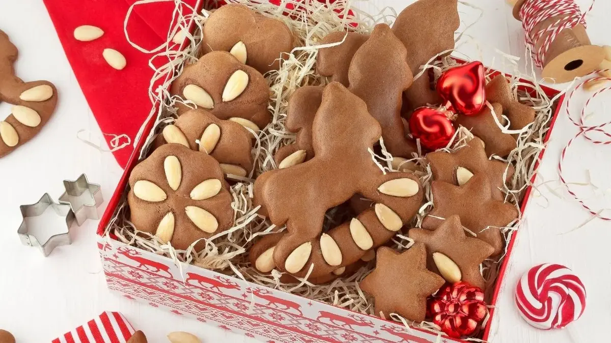 Pierniki ozdobione bakaliami w pudełku wyłożonym słomą