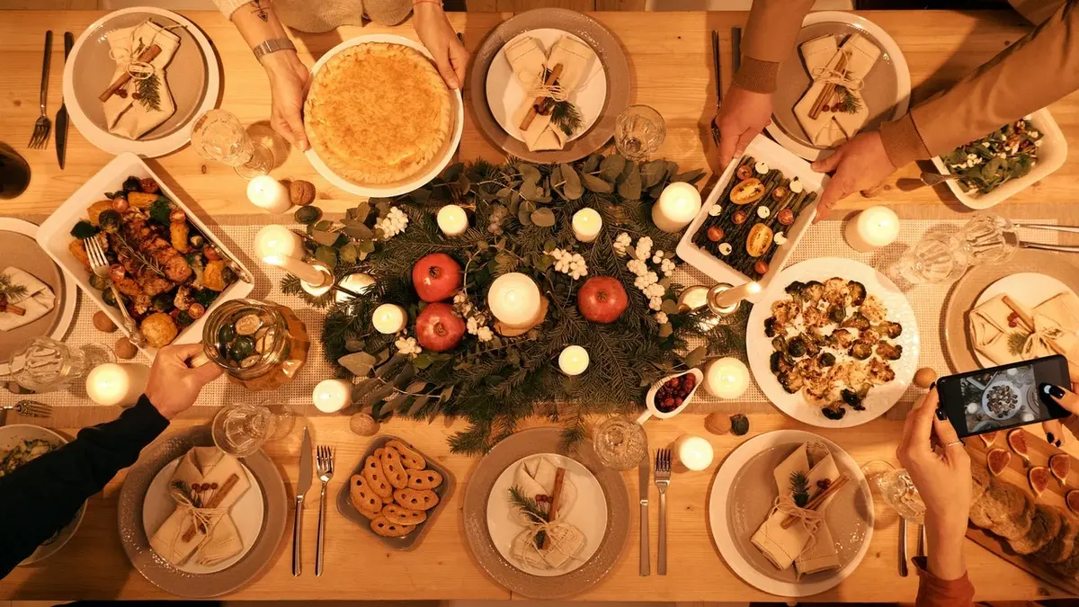 Nakryty świąteczny stół z potrawami widziany od góry