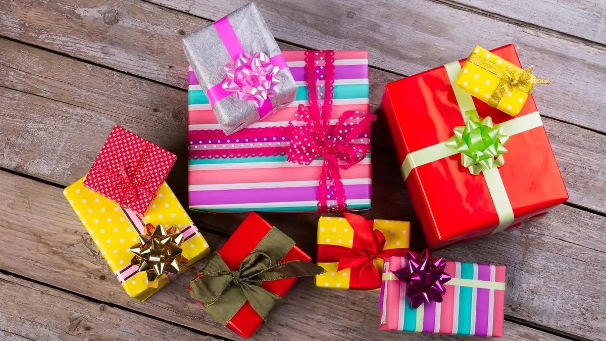 Kolorowe prezenty na mikołaja dla dzieci.