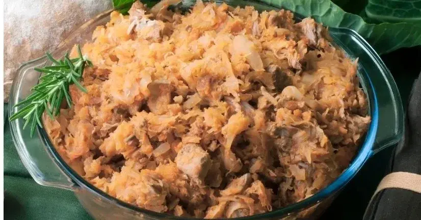 Świąteczny bigos w przezroczystym naczyniu żarooodpornym