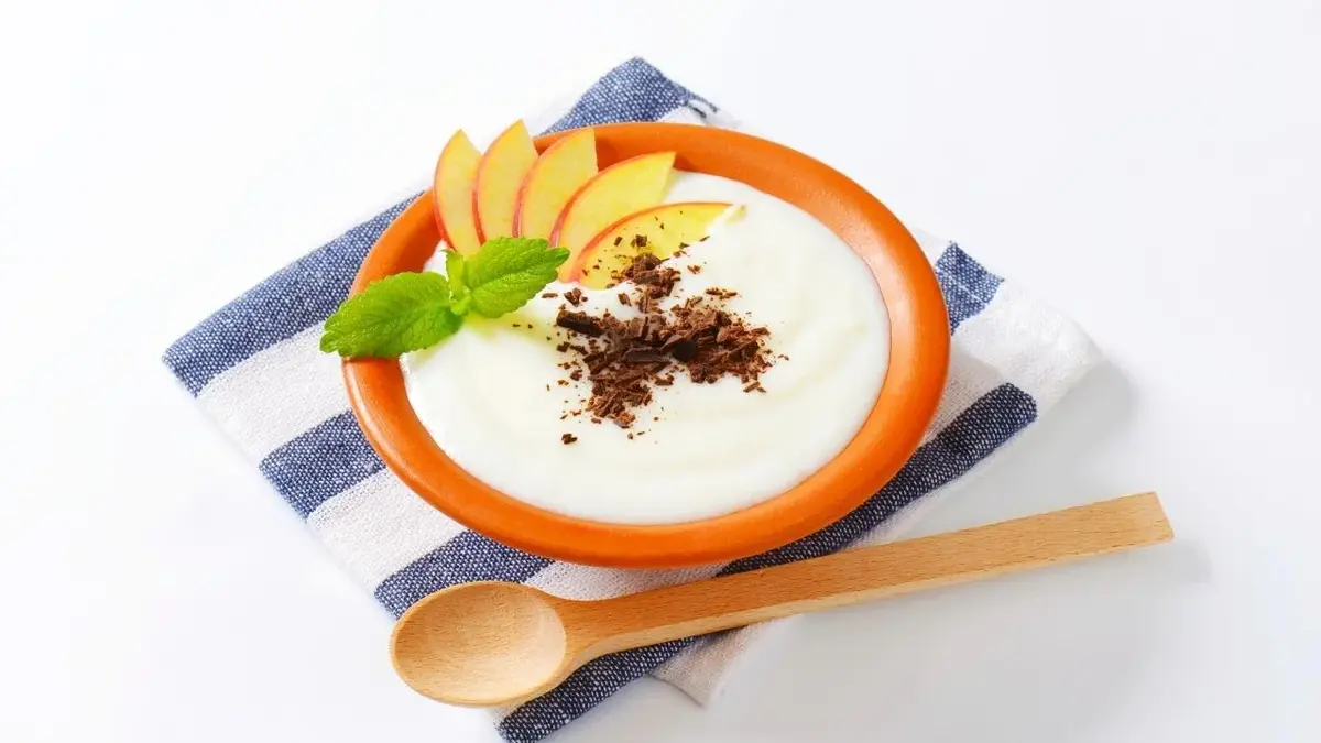 Ryż na mleku z jabłkami, udekorowany czekoladą.