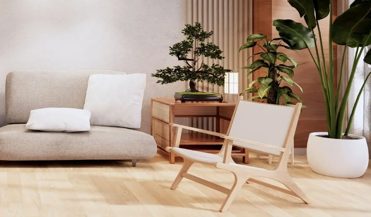 Salon japandi z jasnoszarą kanapą i białym krzesłem