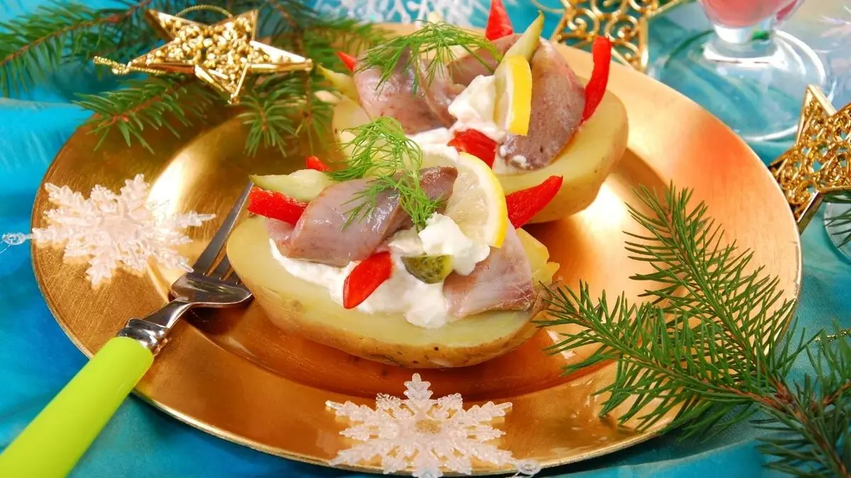 Świąteczne śledzie na ziemniakach, z ogórkiem konserwowym, papryką i majonezem.