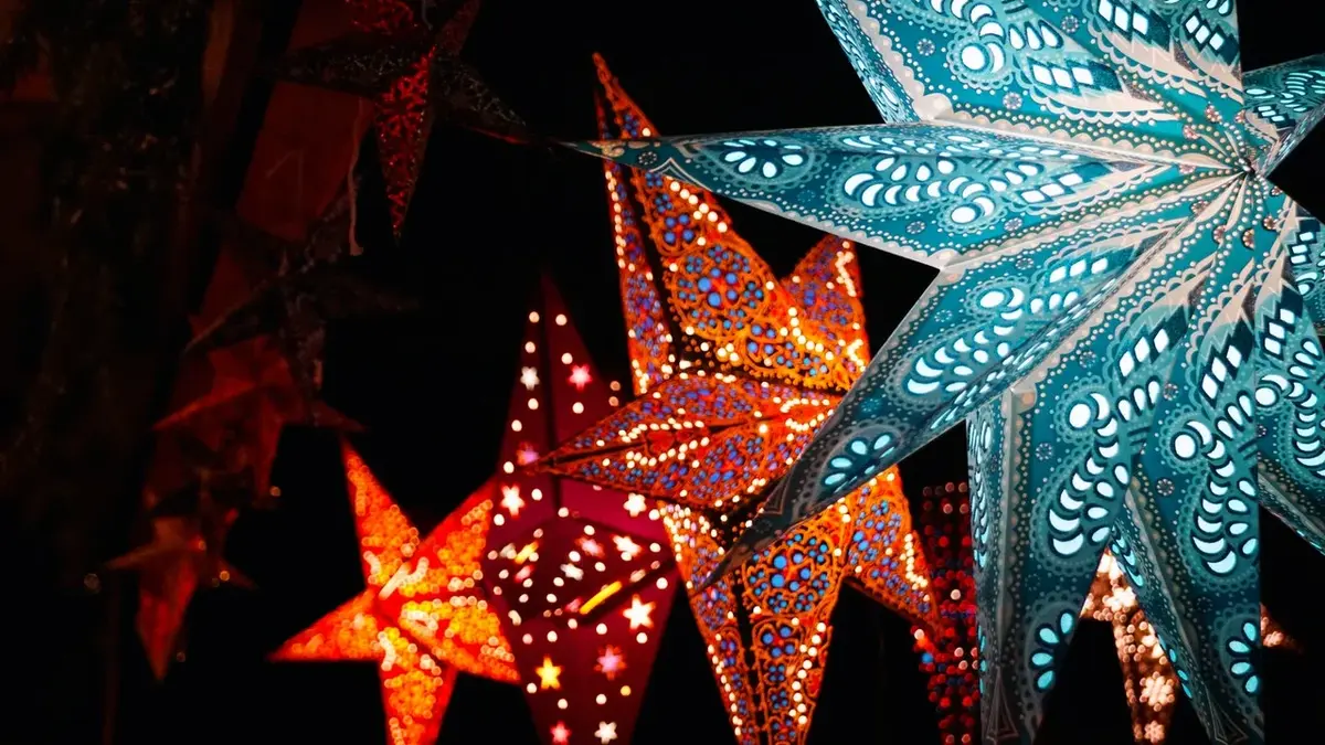 Podświetlone kolorowe gwiazdy świąteczne na tle nocnego nieba