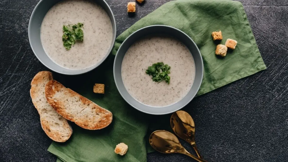 2 miseczki z zupą grzybową i grzanki