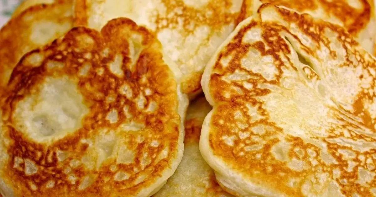 Zbliżenie na dużo placuszków bananowych.