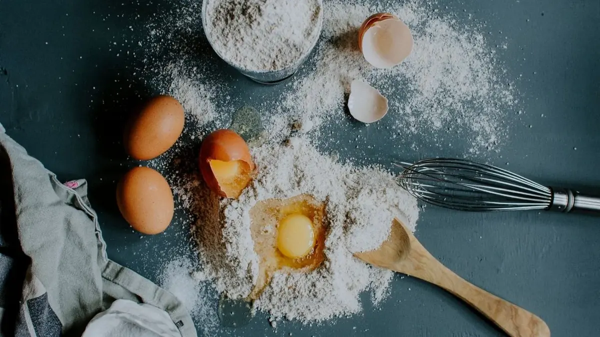 mąka orzechowa i jajka do przygotowania ciasta