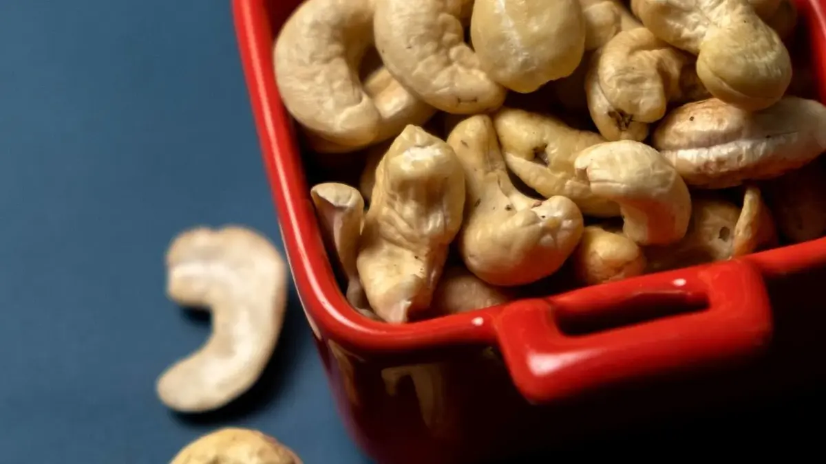 orzechy nerkowca w czerwonej misce