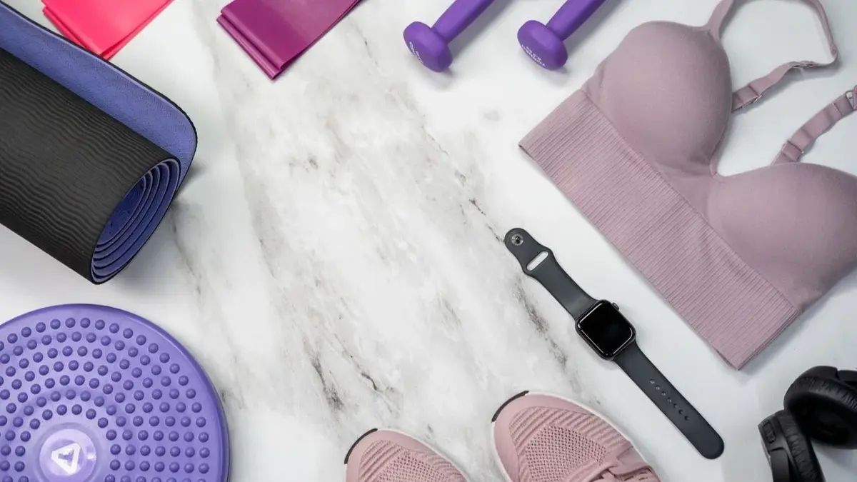 Różne przyrządy sportowe, sportowe obuwie, mata do treningu na marmurowej podłodze