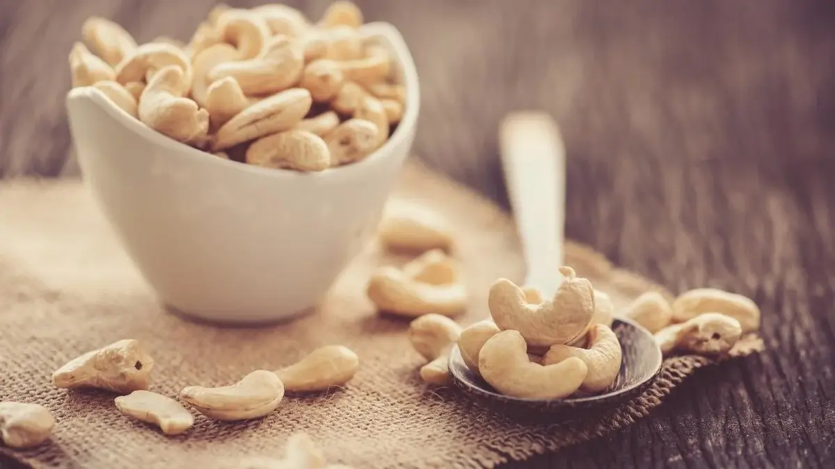 Orzechy nerkowca w miseczce i na łyżce.