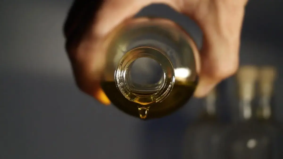Olej rydzowy kapie z butelki.