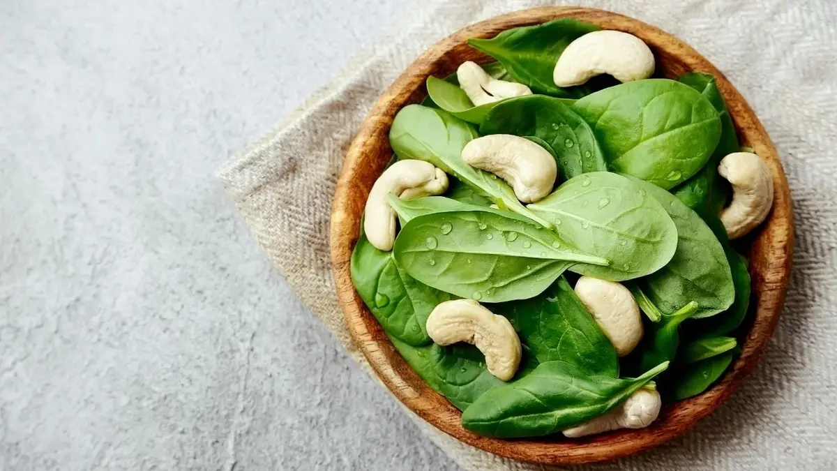 sałatka z orzechami nerkowca