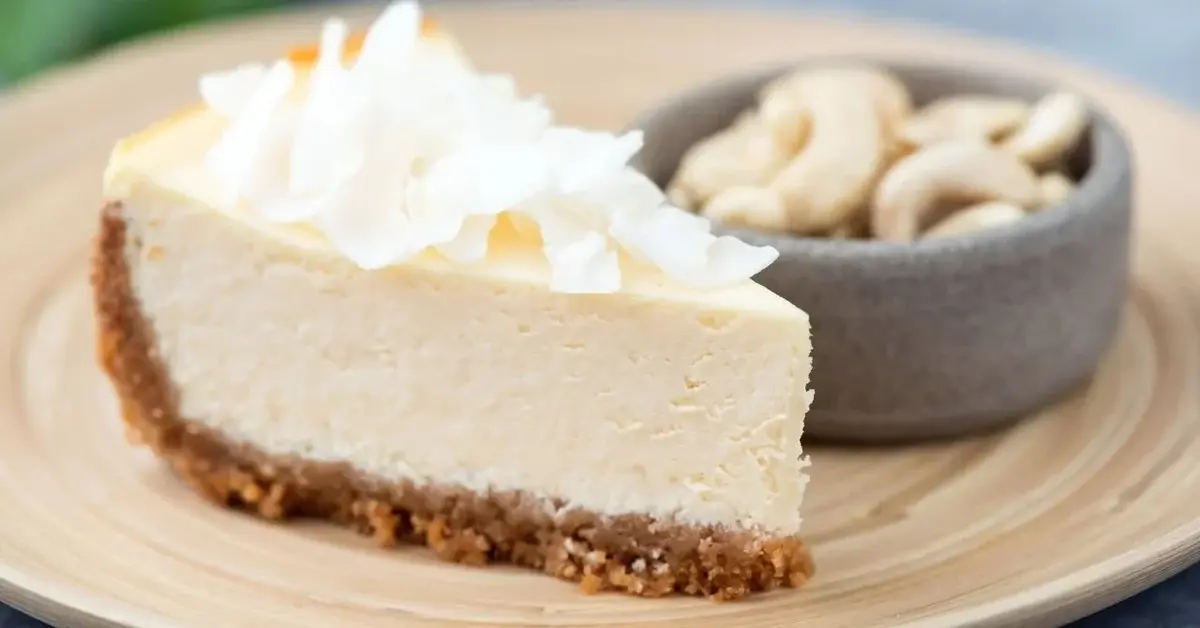 sernik z orzechów nerkowca i orzeszki w miseczce