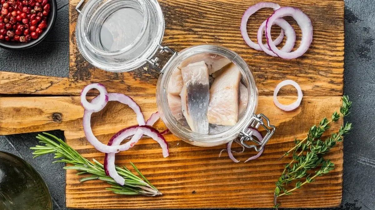 Śledzie i cebula gotowe do przyrządzenia.