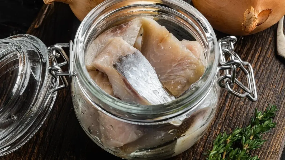 Śledzie w oleju z cebulą, w słoiczku.