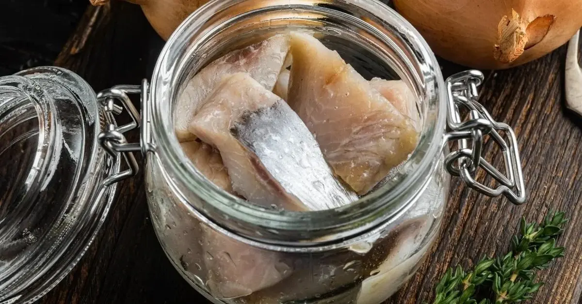 Śledzie w oleju z cebulą, w słoiczku.