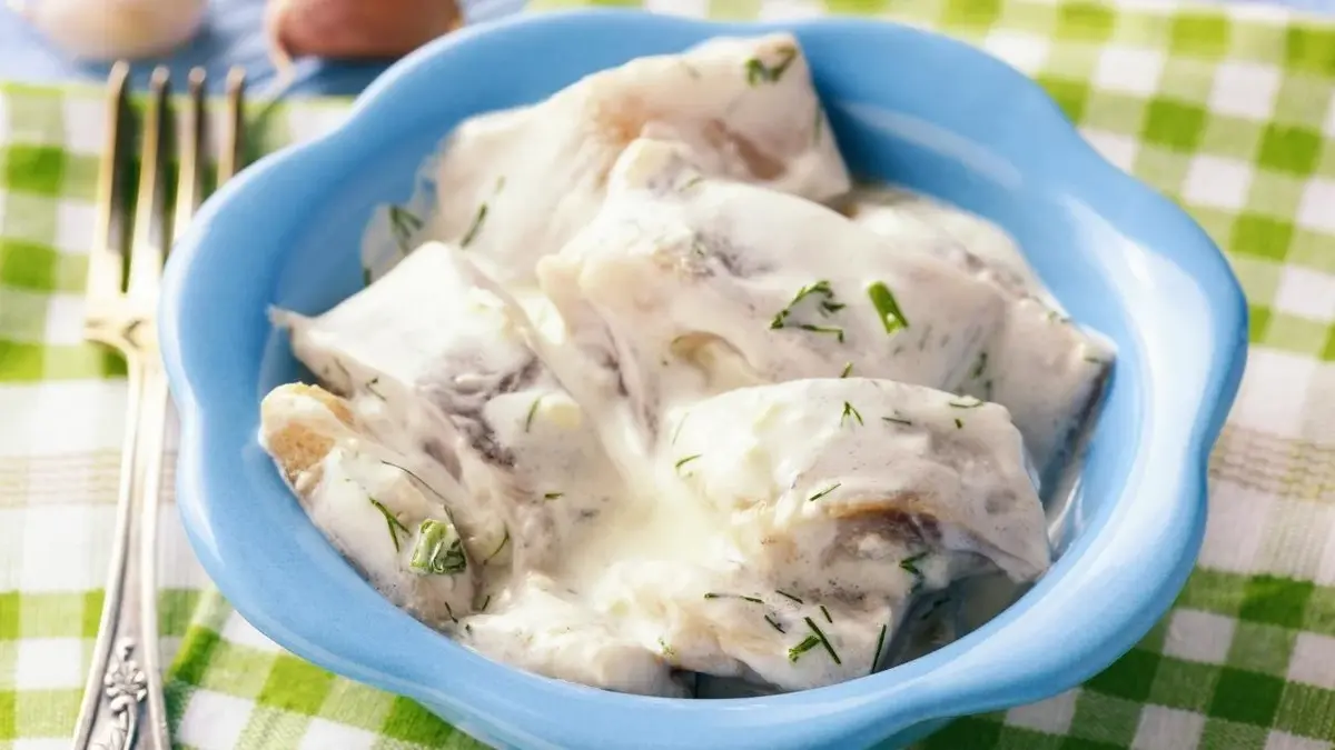 Śledzie w śmietanie małej miseczce.