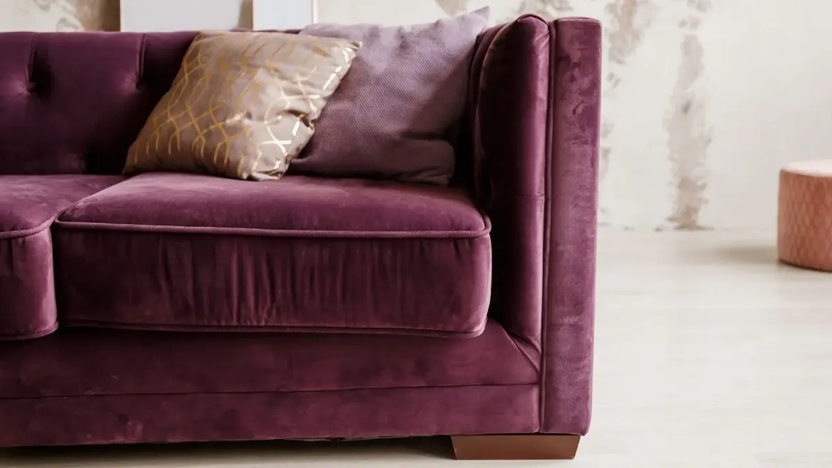 Sofa z weluru o barwie głębokiego fioletu
