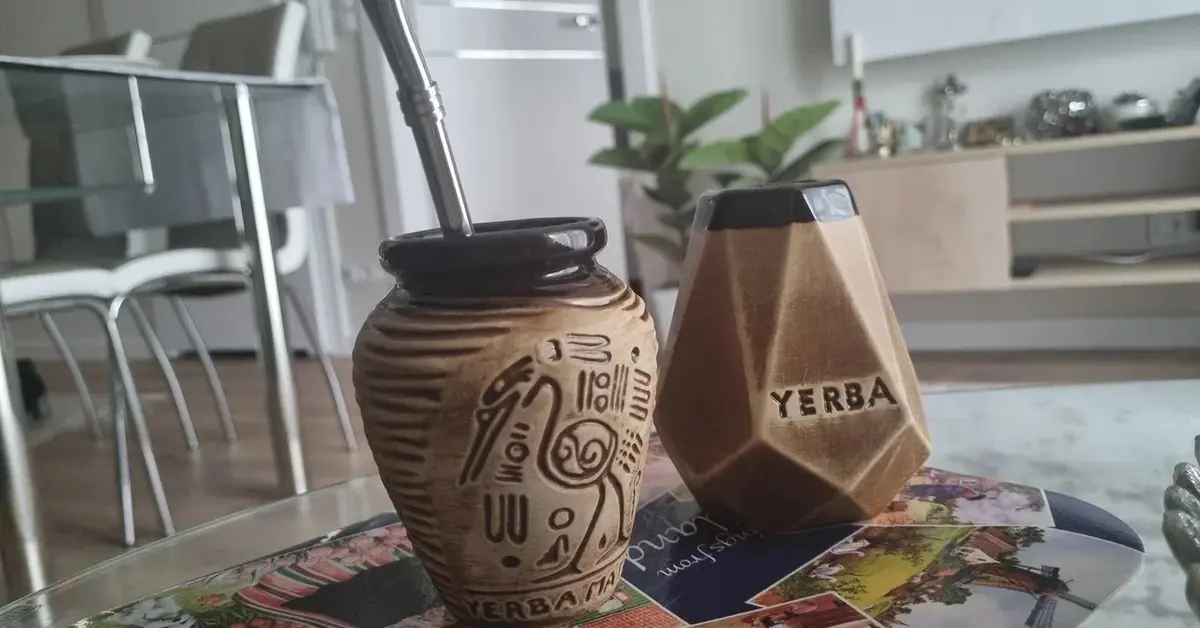 Dwa beżowe naczynie z Yerba Matą, w środku jednego z nich znajduje się słomka