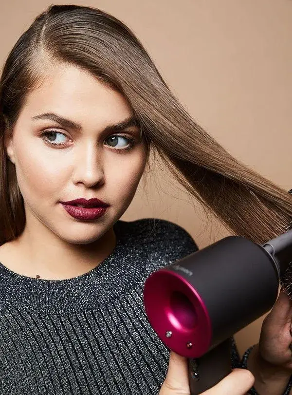 Jak dbać o włosy suche? Wskazówki pielęgnacyjne dla włosów przesuszonych