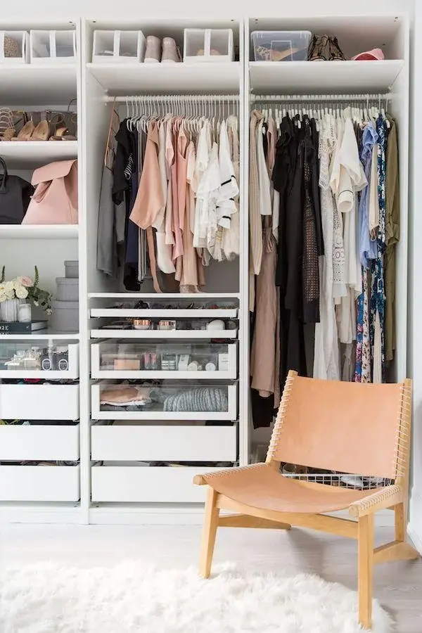 Porządek w garderobie – jak skutecznie i bez żalu pozbyć się niepotrzebnych ubrań z szafy?