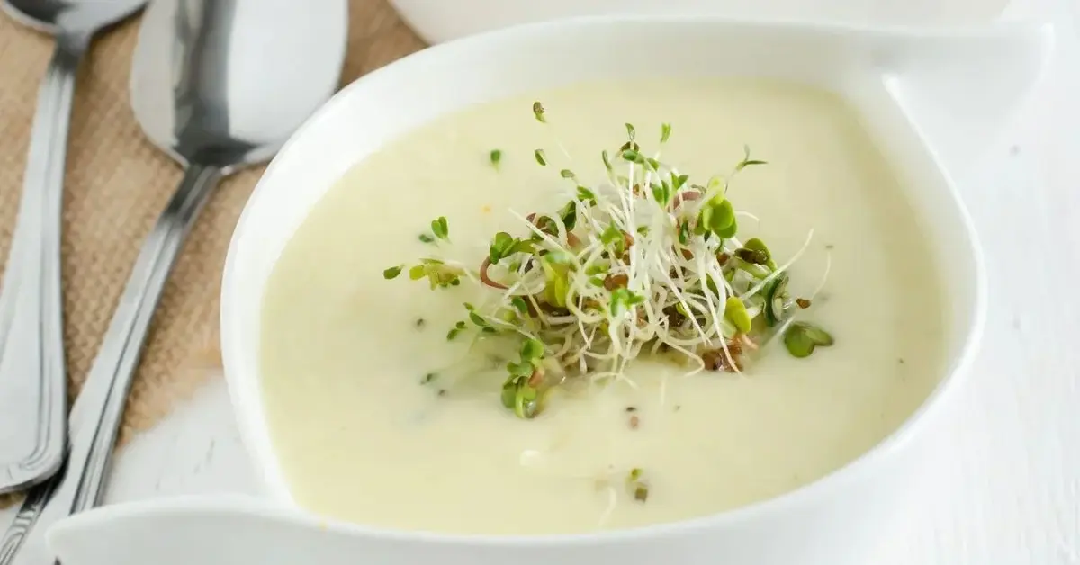 Zupa chrzanowa w białej miseczce z rzeżuchą