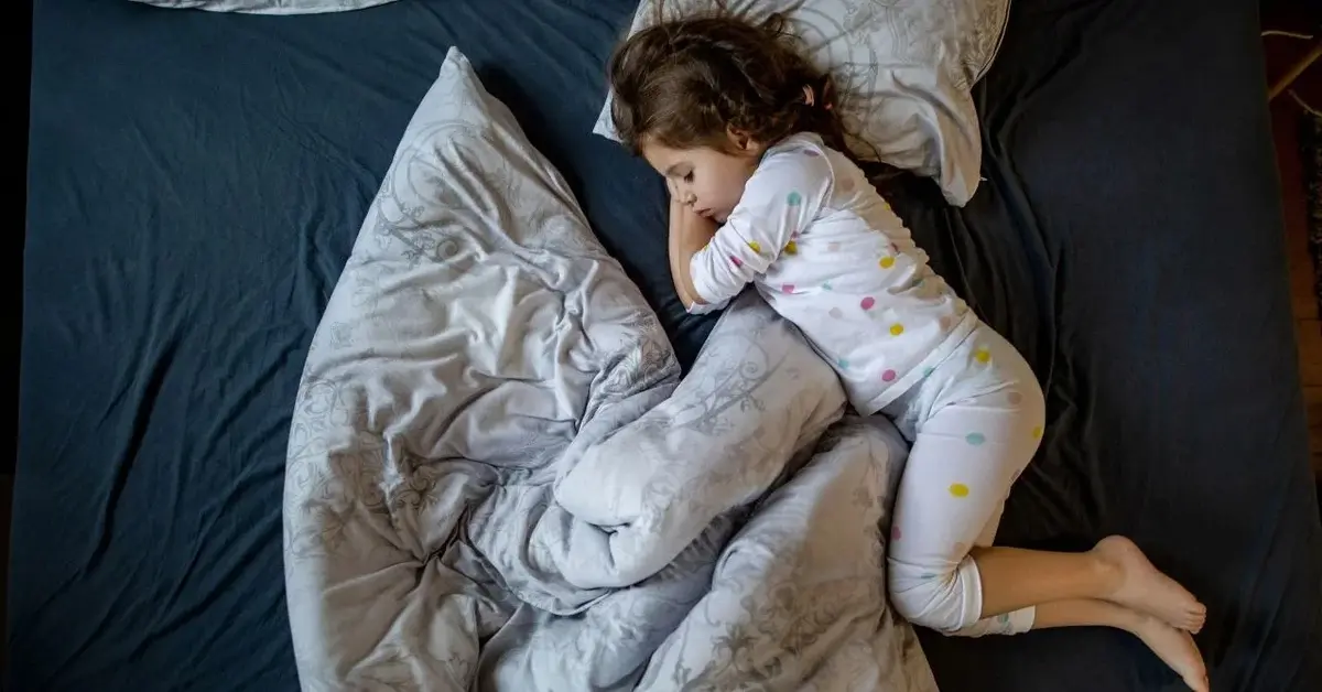 Dziecko na łóżku