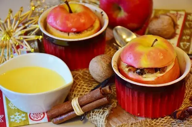 Przepis na pieczone jabłko z cynamonem i orzechami