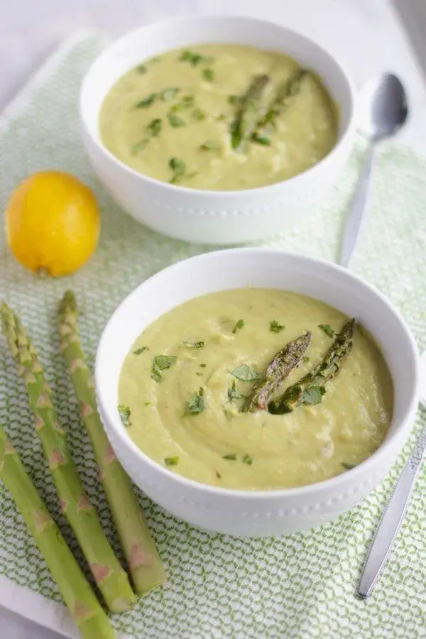 Szparagi zielone i białe - zdrowy składnik wiosennej diety. Przepis na zupę krem ze szparagów