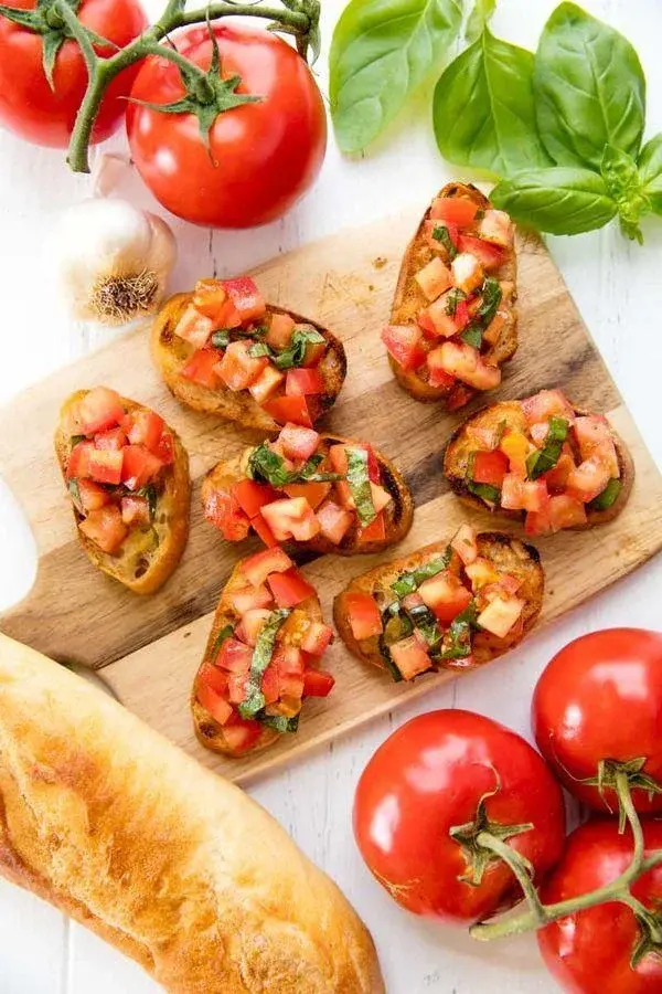 Bruschetta z pomidorami i bazylią - przepis na tradycyjną włoską przystawkę