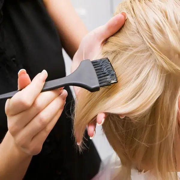Co zrobić, żeby włosy były błyszczące i miękkie w dotyku? 7 trików urodowych dla lśniących włosów