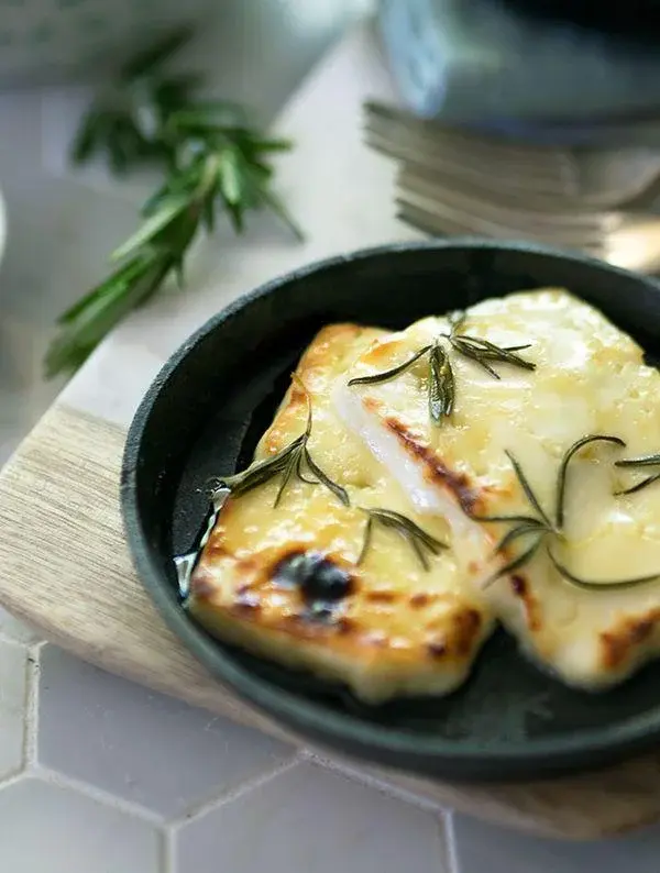 Grillowany ser z grzanką - oryginalny przepis na rozpoczęcie sezonu grillowego