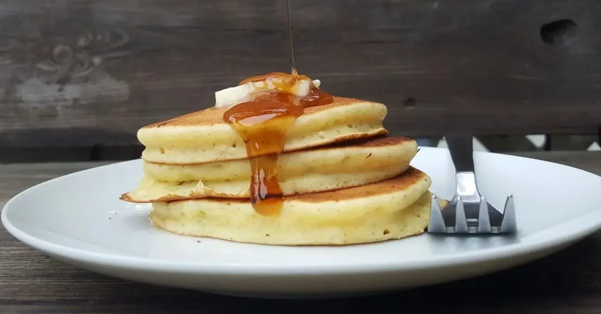 Główne zdjęcie - Przepis na sycące pancakes bez jajek i mleka. W cieście wegański składnik!