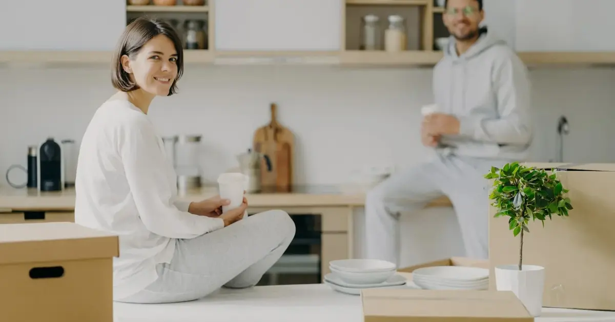 Kobieta i mężczyzna radośnie uśmiechnięci w czasie remontu mieszkania finansowanego z kredytu