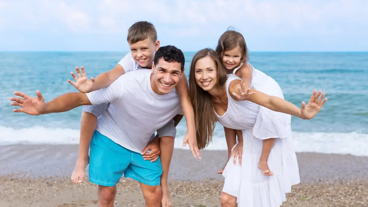 4-osobowa rodzina na wakacjach nad morzem