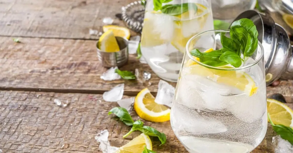 Lemoniada z cytryną i bazylią w szklankach