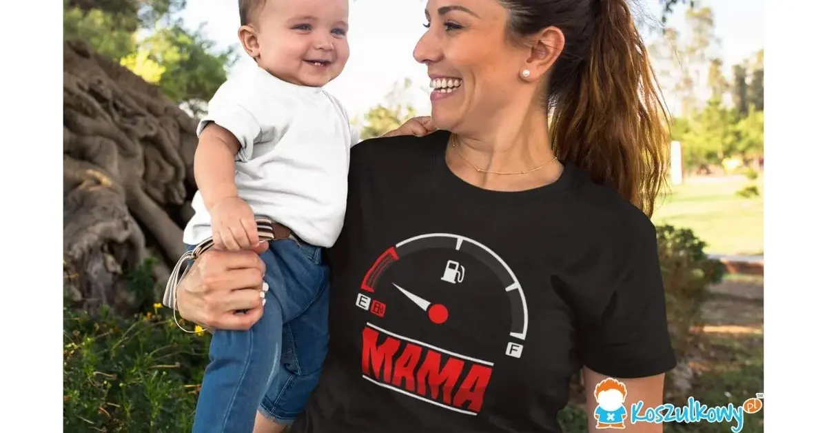 Uśmiechnięta mam w wyjątkowej koszulce na dzień matki trzyma na rękach dziecko