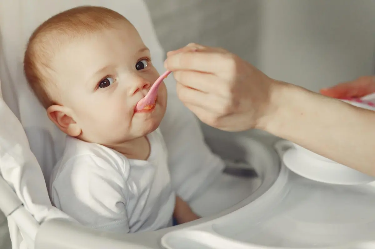 Słoiczki w rozszerzaniu diety niemowlaka - fakty i mity