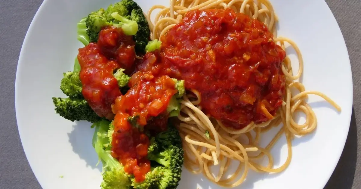 Główne zdjęcie - Szybkie spaghetti bez mięsa. Prosty patent na obiad, gdy brakuje czasu
