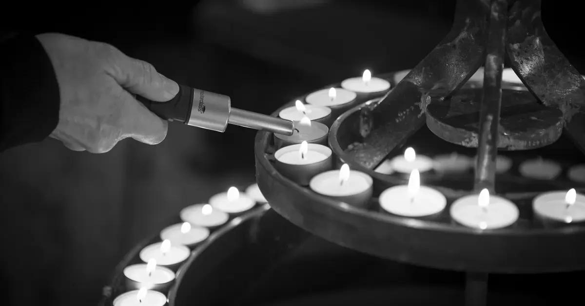 Mężczyzna zapalający świeczki
