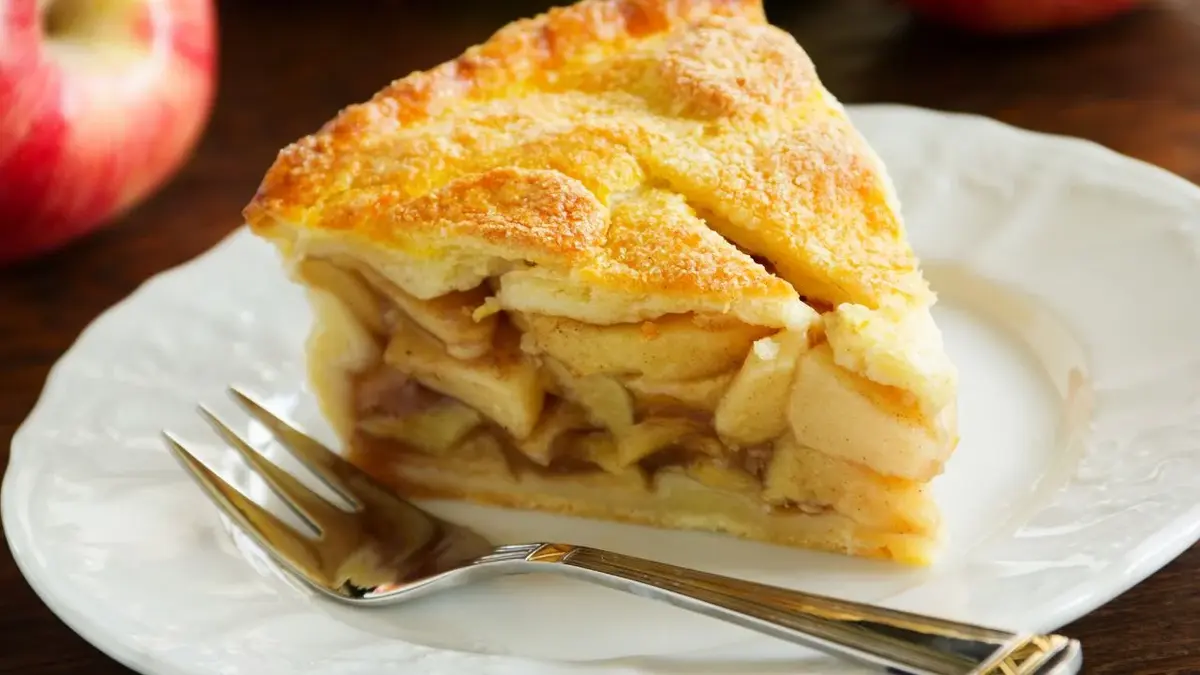 Porcja amerykańskiej szarlotki apple pie na białym talerzyku